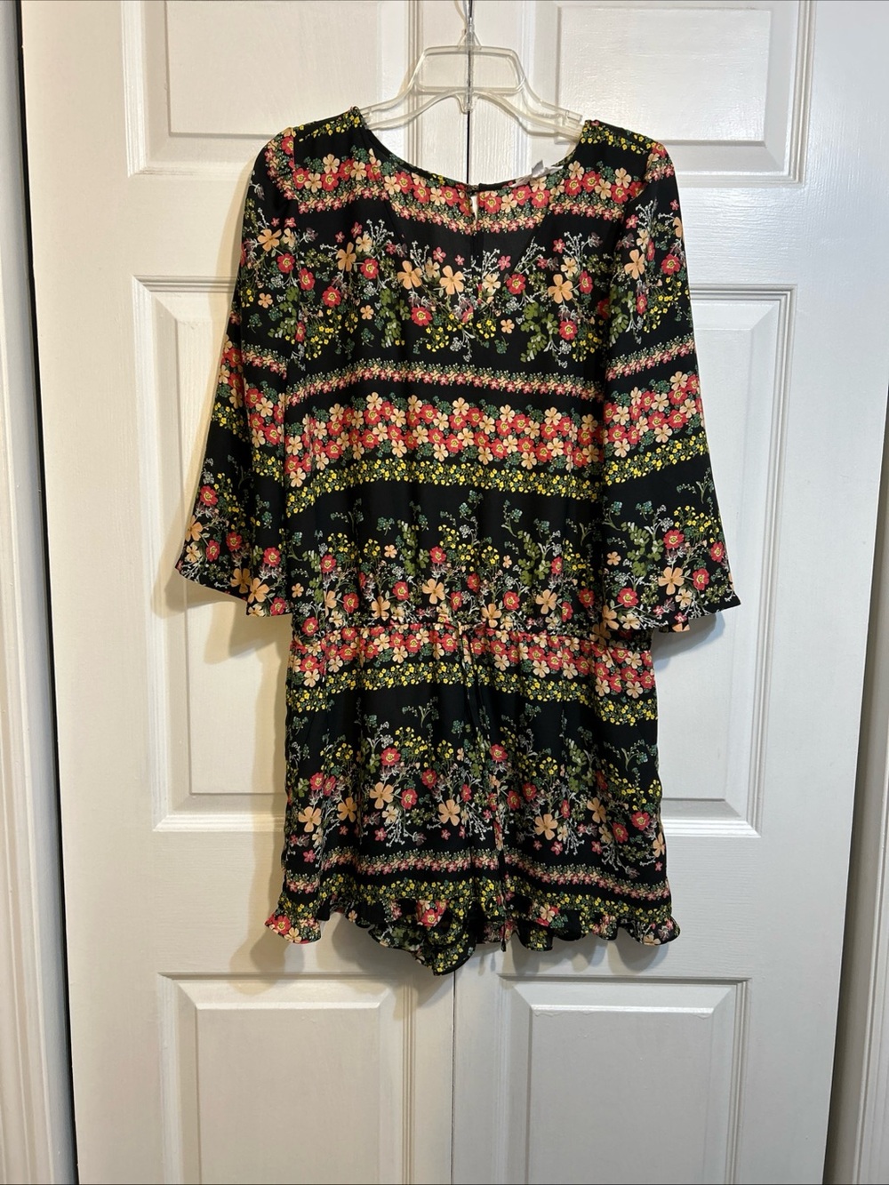 JACK BB Dakota Floral Romper V-Neck Size L Large Semi Sheer Lined Shorts S/S